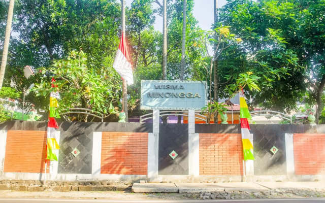 RedDoorz Plus near UPN Veteran Jakarta