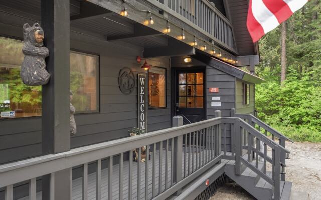 Thyme Out 2 Bedroom Home by NW Comfy Cabins by RedAwning