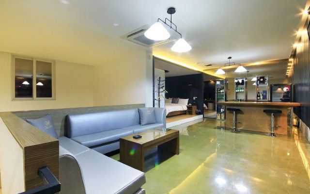 H Drive Hotel