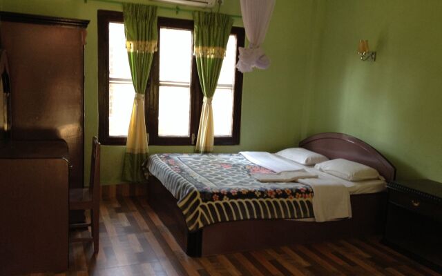 The 90's Sauraha