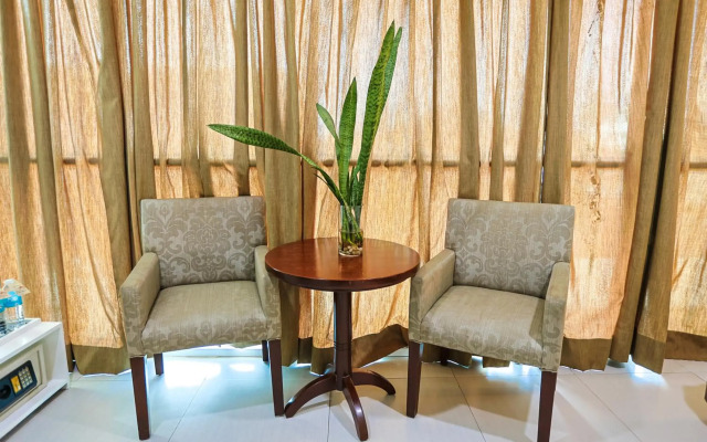 Holiday Suites Business District (Empire Suites Hotel)