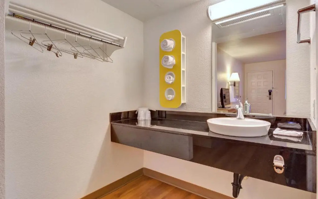 Super 8 by Wyndham Santa Rosa North