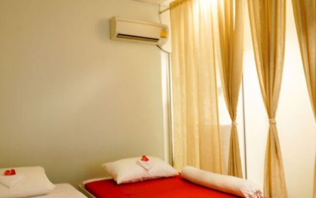 Saphan Krungthep Hostel & Spa