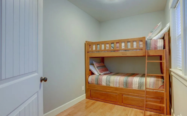 Spacious Five Peaks Home with Soaking Tub and BBQ by RedAwning