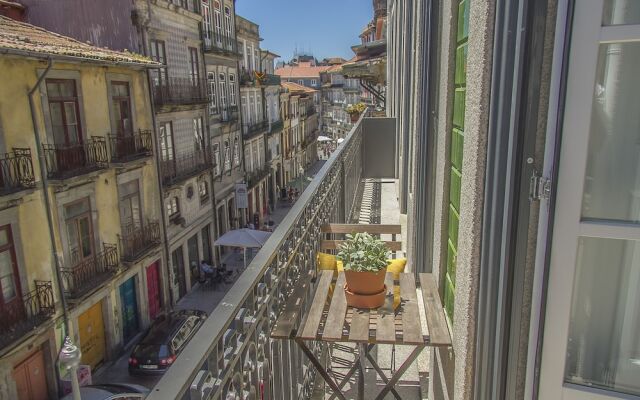 Liiiving in Porto-Blue Flower Apartment