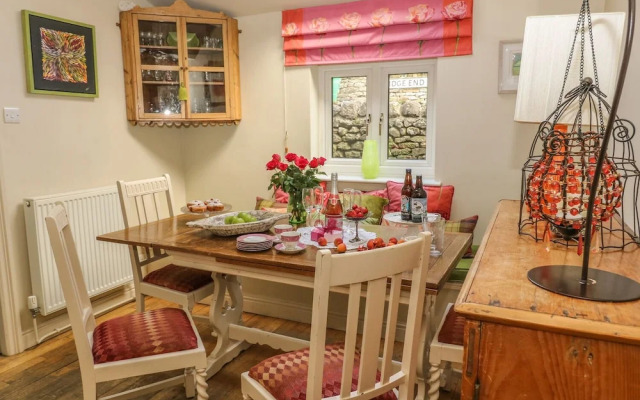 1 Bridge End & Garden