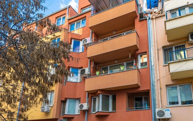 Sunny 1BD Apartment in OLD TOWN