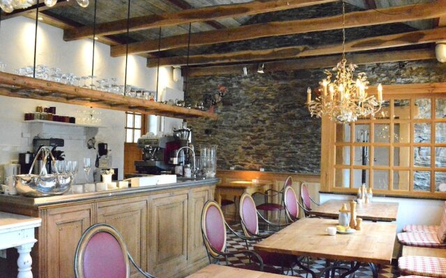 Cozy Holiday Home in Bièvre with Hot Tub