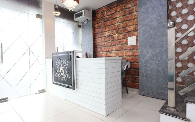 OYO 44565 Ashrit Suites