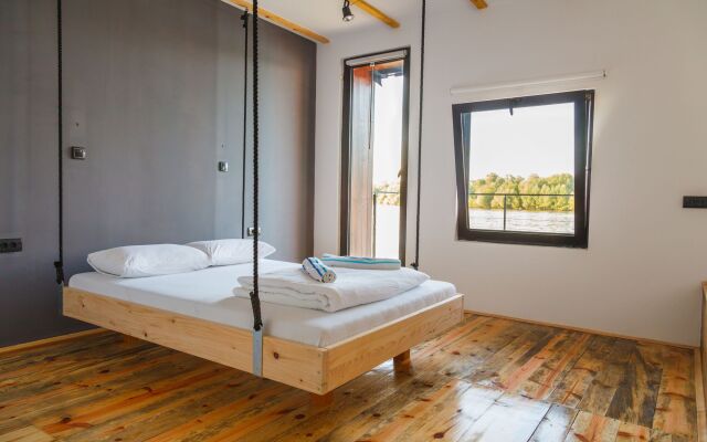 ArkaBarka Floating Hostel and Apartments