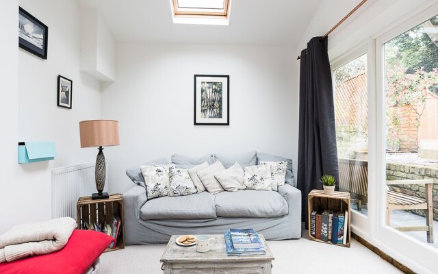 Cosy 2BR Family Home in Battersea