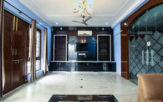 Dev Palace by OYO Rooms
