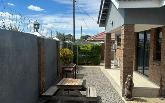 Lovely 3 bed in Selborne Park With Pool - 2234