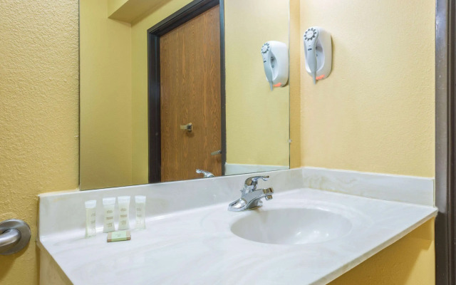 Super 8 by Wyndham Troy IL/St. Louis Area