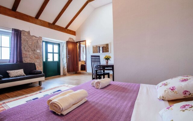 Lovely Holiday Home With Private Infinity Pool