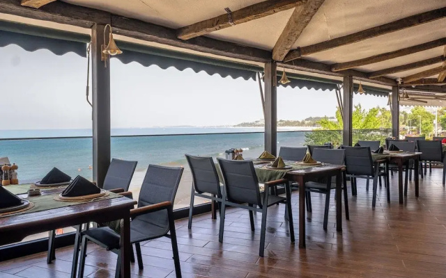 Tropic Beach Club Side