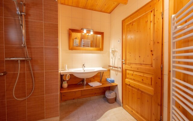 Fine Holiday Home in the Surroundings of Vitry-aux-loges Near Large Swimming Lake