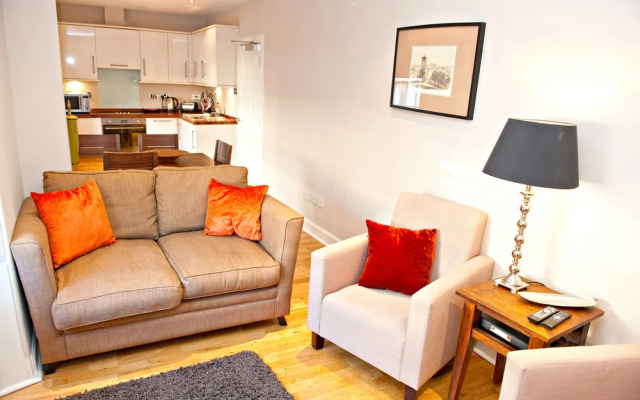 Reizand Apartments, Young St