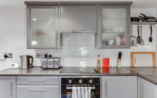 Bright 1BR in Earls' Court W/patio