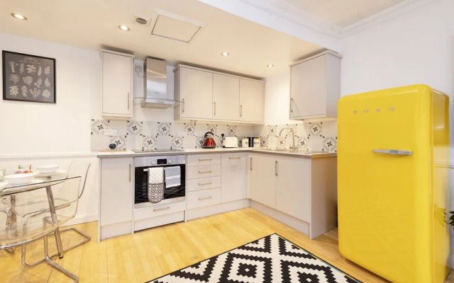 JOIVY Charming 1-Bed Home W/Patio Nearby The Castle