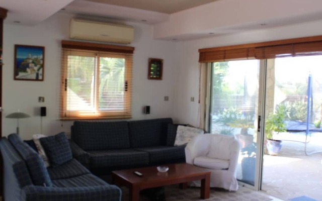 Immaculate 3-bed House in Pentakomo