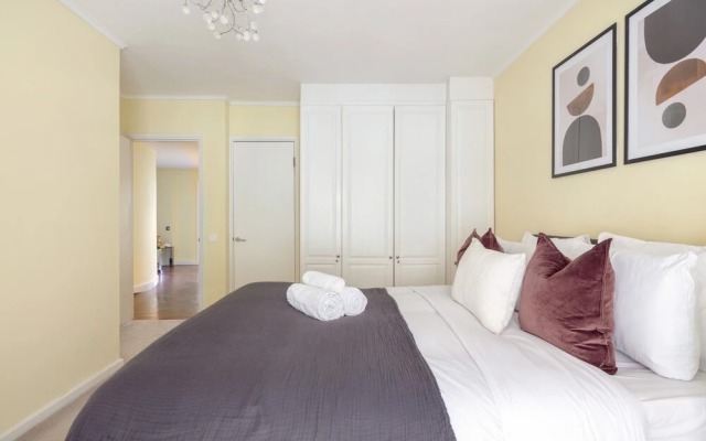 Elegant & Airy 2BR near Regents Park