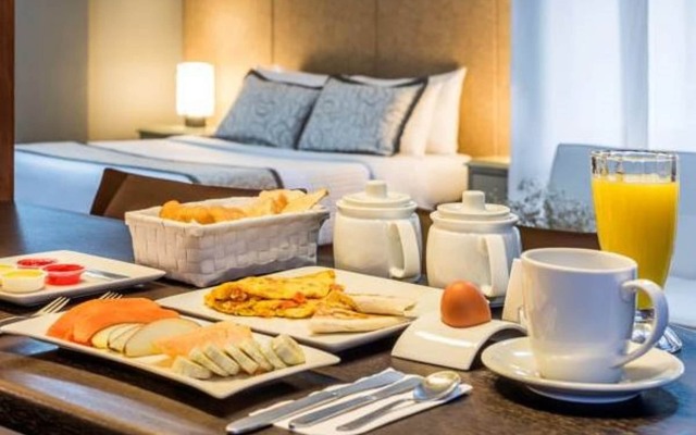 Lloyds Apartsuites Parque 93
