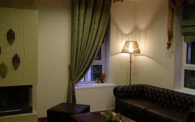 Room "honeybee" in a neoclasical house