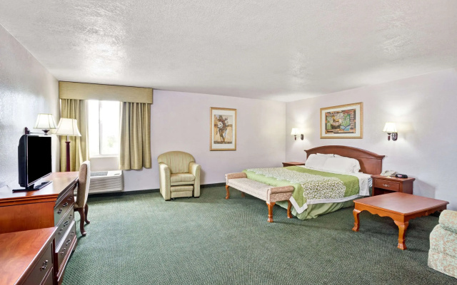 Days Inn & Suites by Wyndham Fullerton