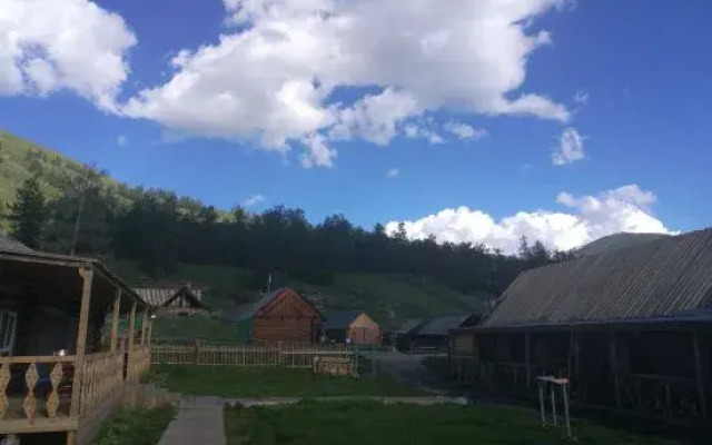 Kanas Moon Bay No.1 Mountain Villa