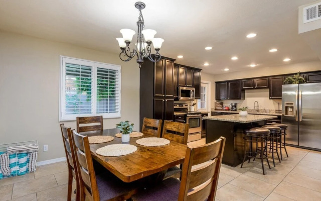 New Spacious Updated 5 Bedroom Home Pool