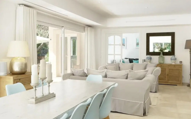 Villa on the Foot of La Font Hills