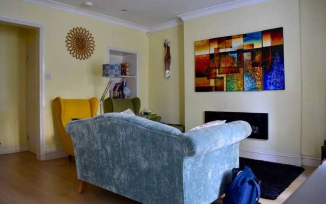 1 Bedroom Apartment With Large Garden in West London