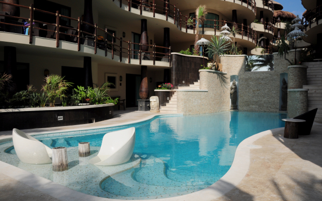 El Taj Oceanfront & Beachside Condo Hotel