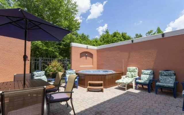 4739 Charming House With Jacuzzi
