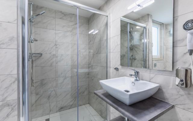 STYLISH 2-Bedroom Penthouses - Terrace with Views