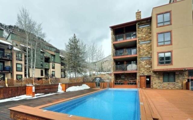 Breakaway West Convenient Condo Near Vail Village by RedAwning