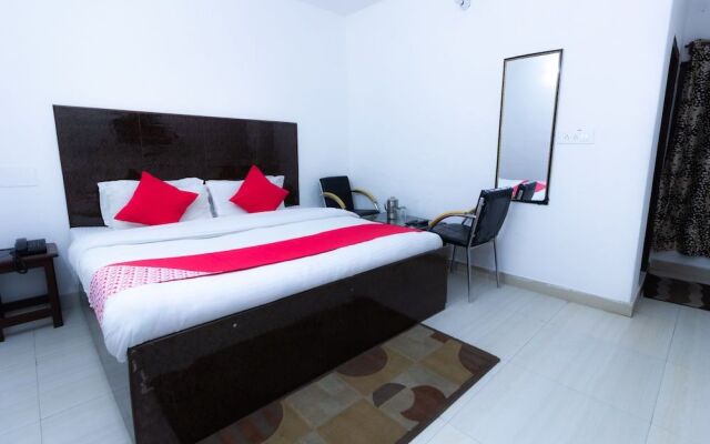 OYO 8951 Hotel Royal Regency