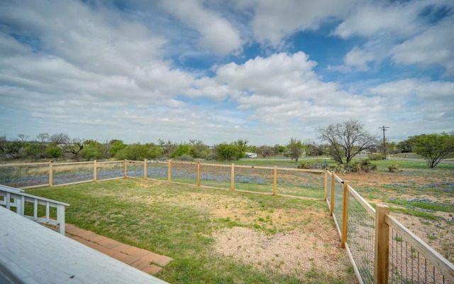 Pet-friendly Texas Retreat w/ Deck & Gas Grill!