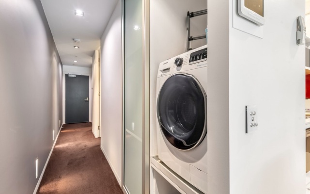 Sleek & Central 2-bed Apartment in Melbourne – Guest Rooms – Melbourne