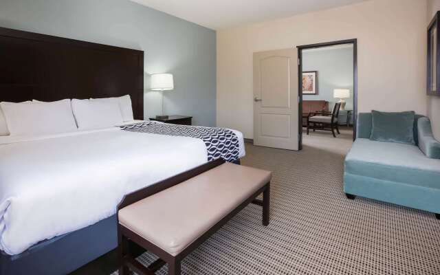 La Quinta Inn & Suites by Wyndham DFW Airport West - Euless