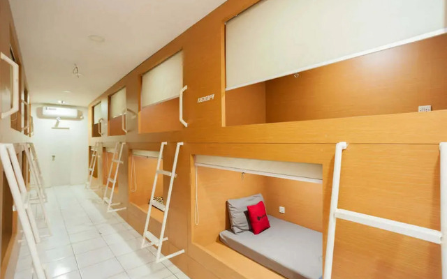 RedDoorz Hostel near Taman Puring