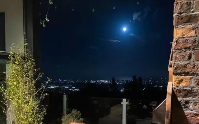 Charming 6-bed Escape- Balconies & Panoramic Views