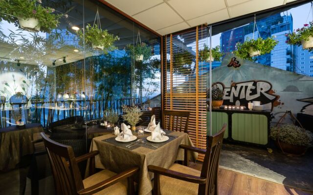 Hampton Hotel By Jinnu Lai