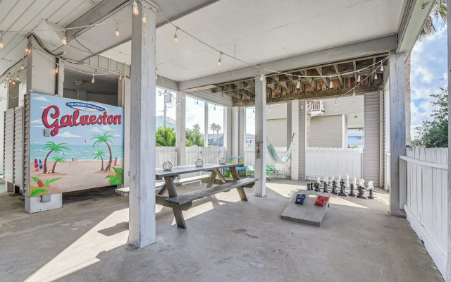 Walk to Pirates Beach - Luxe Galveston Home