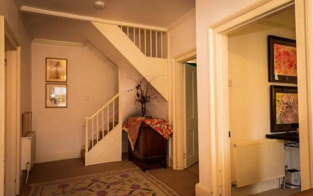 Artsy 5-bed House w/ Garden