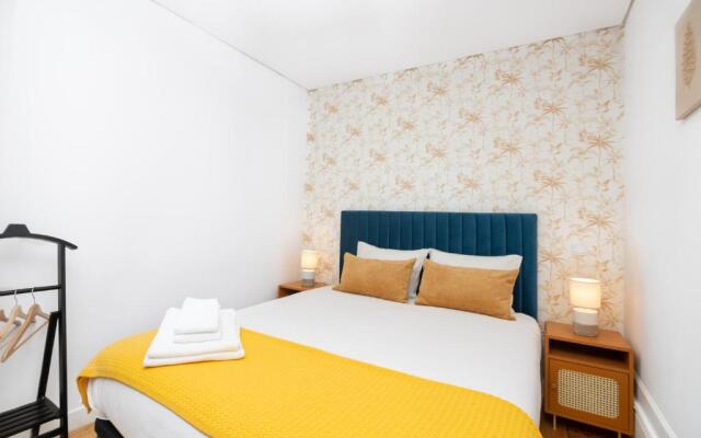 Low Cost Parking - Private Garden - Almada 392