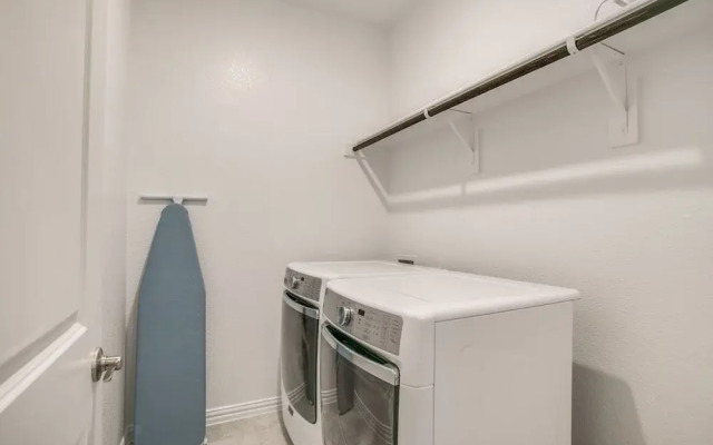Beautiful furnished 3 bedroom Allen Home