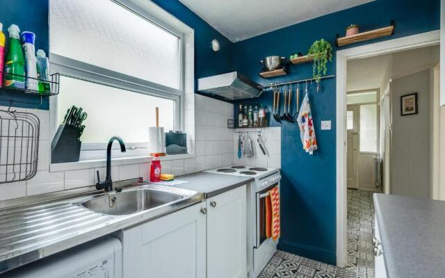 Cheerfull 3-bedroom Home With Parking Garden