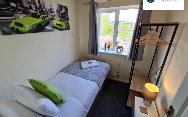 3 Bedroom house near Coventry City Centre with Wi-fi, driveway & garden - 16RWC